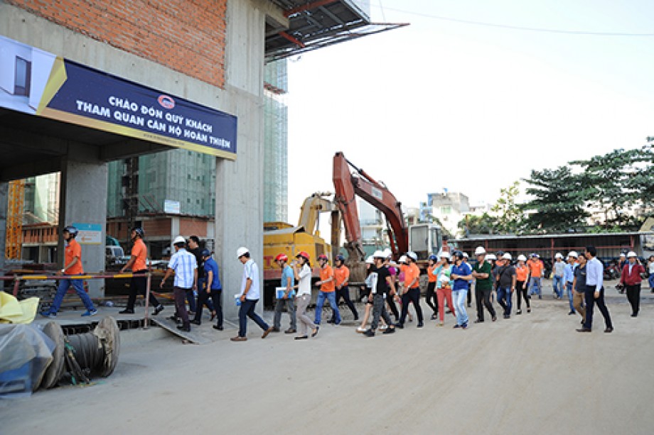 Người mua dự án Him Lam Phú An tham quan căn hộ thực tế